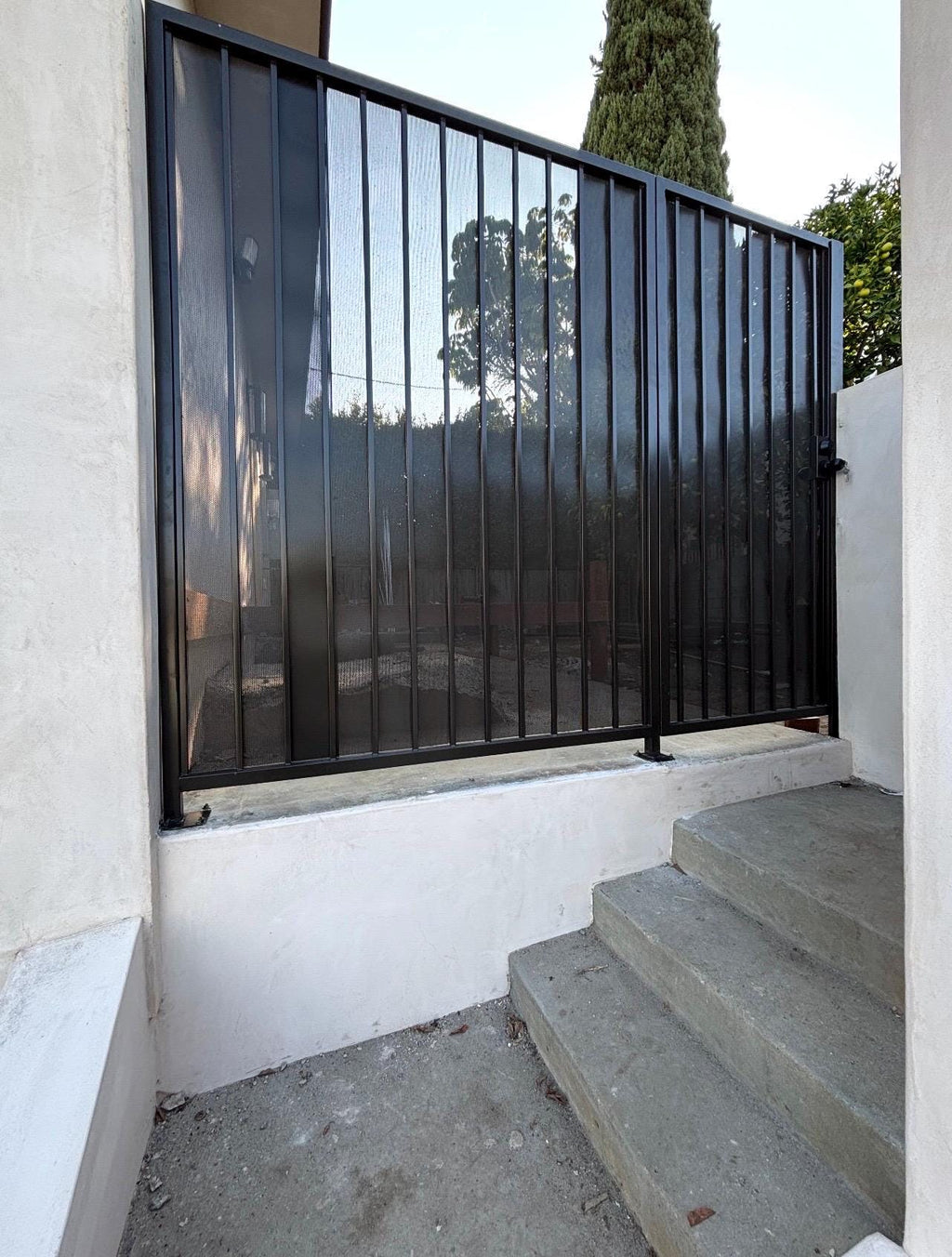 Modern Brown Metal Gate Door With Fixed Panel Custom Steel Outdoor Entry Gate With Mesh Privacy Screen For Side Yard by